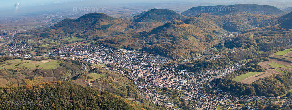 Luftbild: Stadtzentrum im Innenstadtbereich in Annweiler am Trifels im Bundesland Rheinland-Pfalz in Deutschland. Foto: IMG_34749-Bearbeitet.jpg vom 26.10.2010 durch Werner Riehm/FLY-FOTO.deAuflösung des Originals: 7467 x 2825 px