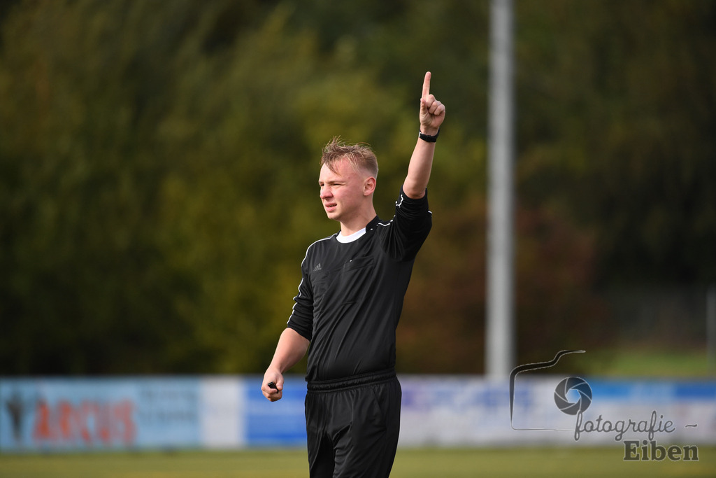FC Rastede-VfR Wardenburg | Herren Bezirksliga 2; FC Rastede (blau)-VfR Wardenburg (rot) am 05.10.2025 in Rastede (Köttersweg), Photo: Philip Eiben 2025 - Realisiert mit Pictrs.com