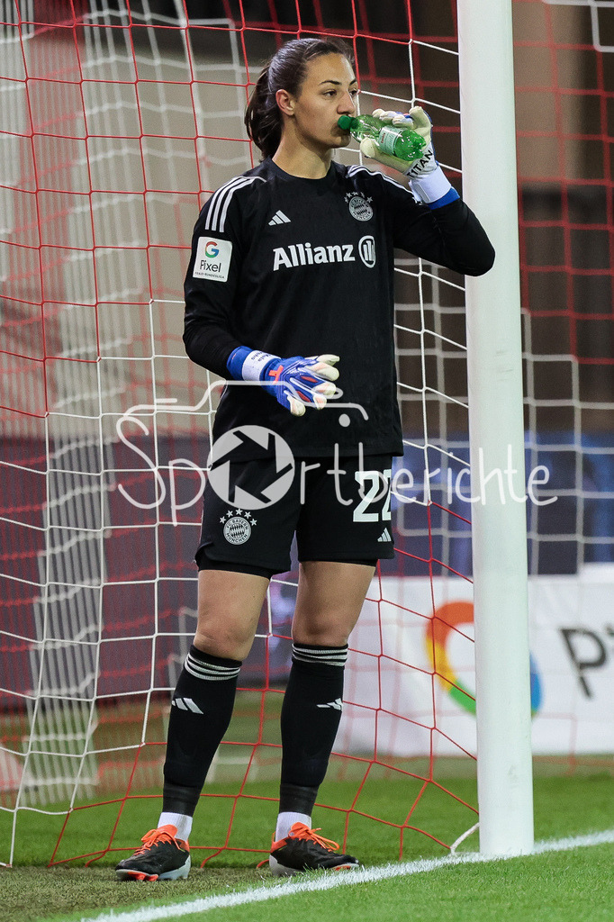 FC Bayern München Frauen - SV Werder Bremen Frauen | Die Torfrau des FC Bayern in Aktion / Maria-Luisa GROHS (FCB #22) / Freisteller / Einzelfoto