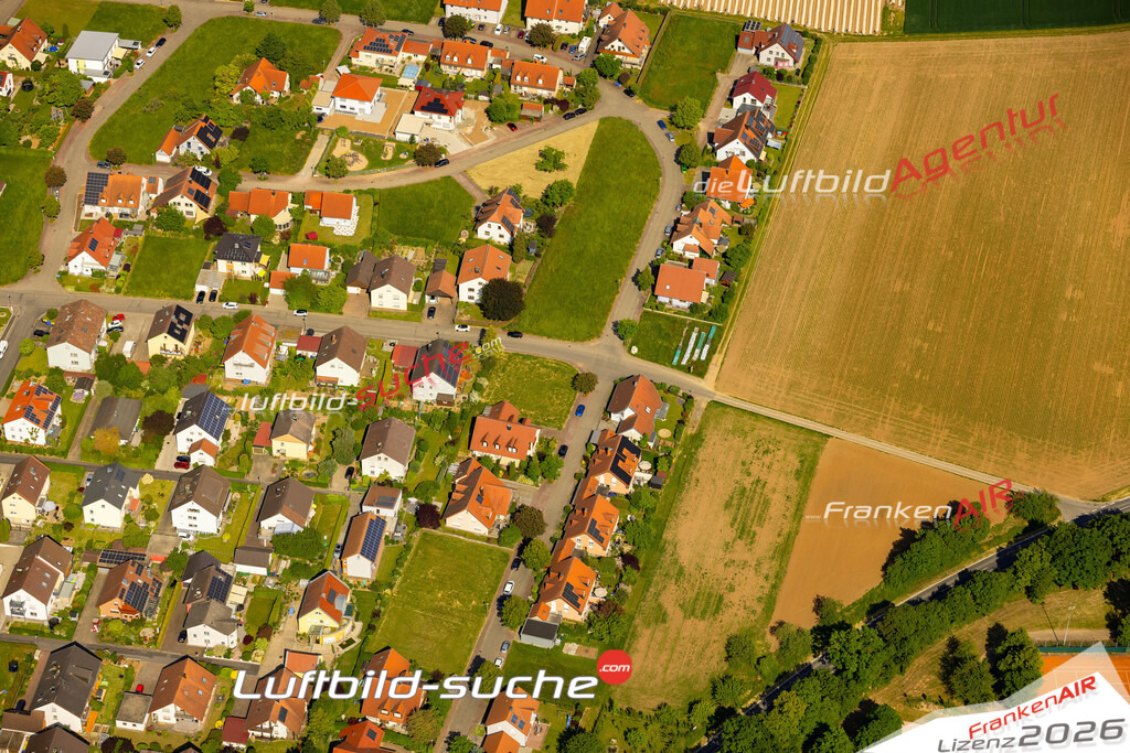 Das Luftbild zeigt  Bergtheim - Die Luftaufnahme wurde 2023 vom UL-Flugzeug aus erstellt ( keine Drohne ) - Hochauflösende Luftaufnahme - Für grossformatige Ausdrucke geeignet. Die Geschenkidee !Mit Lizenz und Bildrechte bestellbar