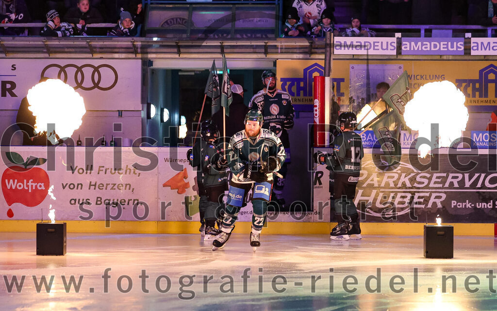 2025-12-23_020_TSV_Erding_gegen_Heilbronner_Falken | Erding, Deutschland, 23.12.2025:Eishockey, Oberliga Süd 2025 / 2026, 29. Spieltag, TSV Erding gegen Heilbronner Falken, Endergebnis: 5:4Grady Hobbs (Erding Gladiators, #22)Foto: Christian Riedel / fotografie-riedel.net