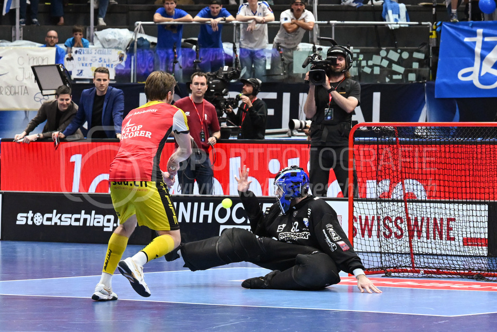 Zug United - HC Rychenberg - 25. April 2026 | Oskar Weissbach (#6 HC Rychenberg Winterthur) scheitert an Nils Schälin (#62 Zug United) am L-UPL Superfinal-Spiel zwischen Zug United und HC Rychenberg am 25. April 2026 in der BCF Arena, Fribourg, Schweiz.Bild: Sportfotografie Markus Aeschimann | www.markus-aeschimann.ch - Realisiert mit Pictrs.com
