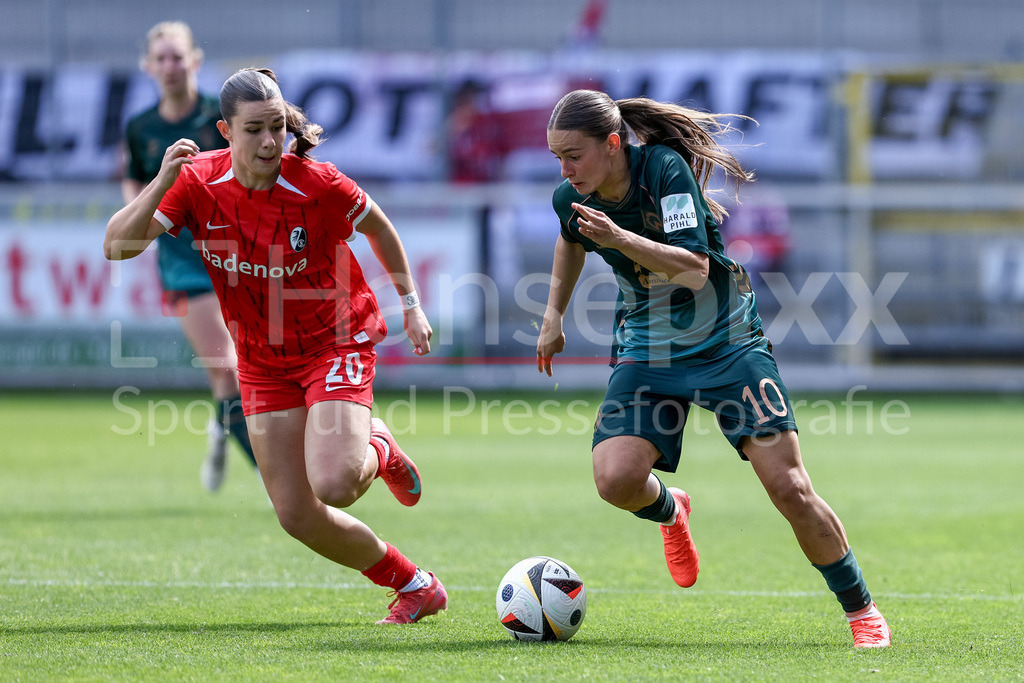 Fussball, Google Pixel Frauen-Bundesliga, SC Freiburg - SV Werder Bremen | v.li.: Leela Egli (SC Freiburg, 20) und Tuana Mahmoud (SV Werder Bremen, 10) im Zweikampf, Duell, Dynamik, Aktion, Action, Spielszene, DIE DFB-RICHTLINIEN UNTERSAGEN JEGLICHE NUTZUNG VON FOTOS ALS SEQUENZBILDER UND/ODER VIDEOÄHNLICHE FOTOSTRECKEN. DFB REGULATIONS PROHIBIT ANY USE OF PHOTOGRAPHS AS IMAGE SEQUENCES AND/OR QUASI-VIDEO.