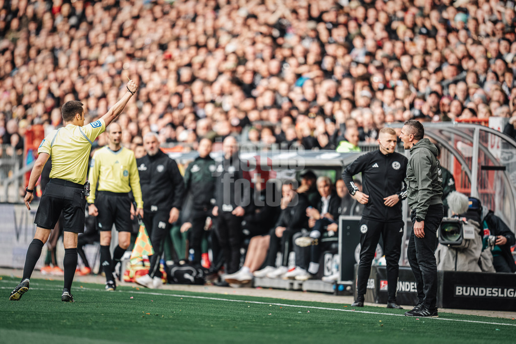 Fußball | Männer | Saison 2023/2024 | 2. Fußball-Bundesliga | 31. Spieltag | FC St. Pauli vs. FC Hansa Rostock | 26.04.2024 | Schiedsrichter Robert Hartmann zeigt Trainer Mersad Selimbegovic (FC Hansa Rostock) die Gelbe Karte