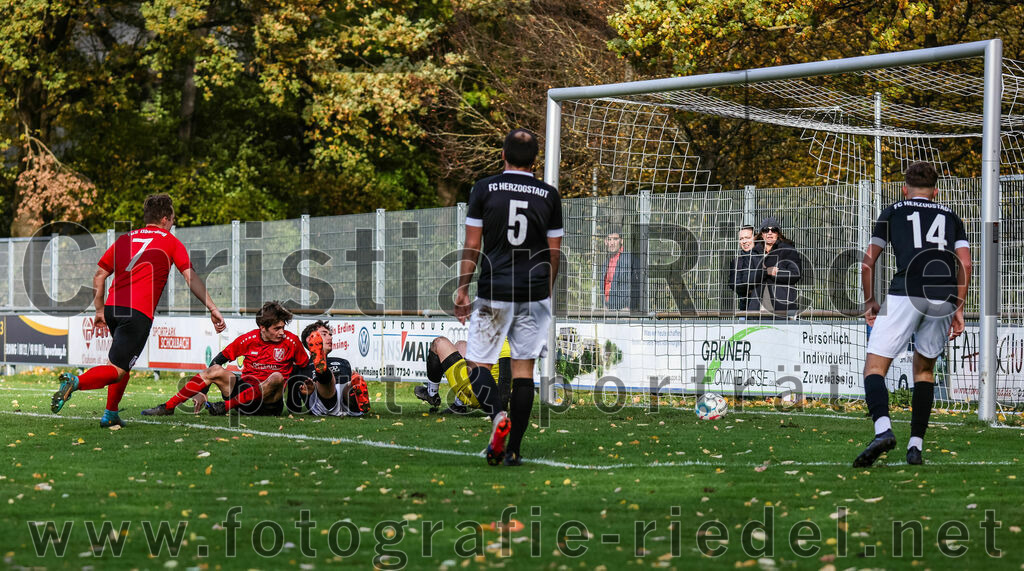 2023-11-05_072_FC_Herzogstadt_gegen_TuS_Oberding | Erding, Deutschland, 05.11.2023:
Fußball, Kreisklasse 2023 / 2024, 14. Spieltag, FC Herzogstadt gegen TuS Oberding, Endergebnis: 4:5

Sebastian Stemmer (TuS Oberding, #7), Tim Götze (TuS Oberding, #29), Torwart Florian Leininger (FC Herzogstadt, #22), Christoph Greckl (FC Herzogstadt, #5), Dardan Recica (FC Herzogstadt, #14)

Foto: Christian Riedel / fotografie-riedel.net