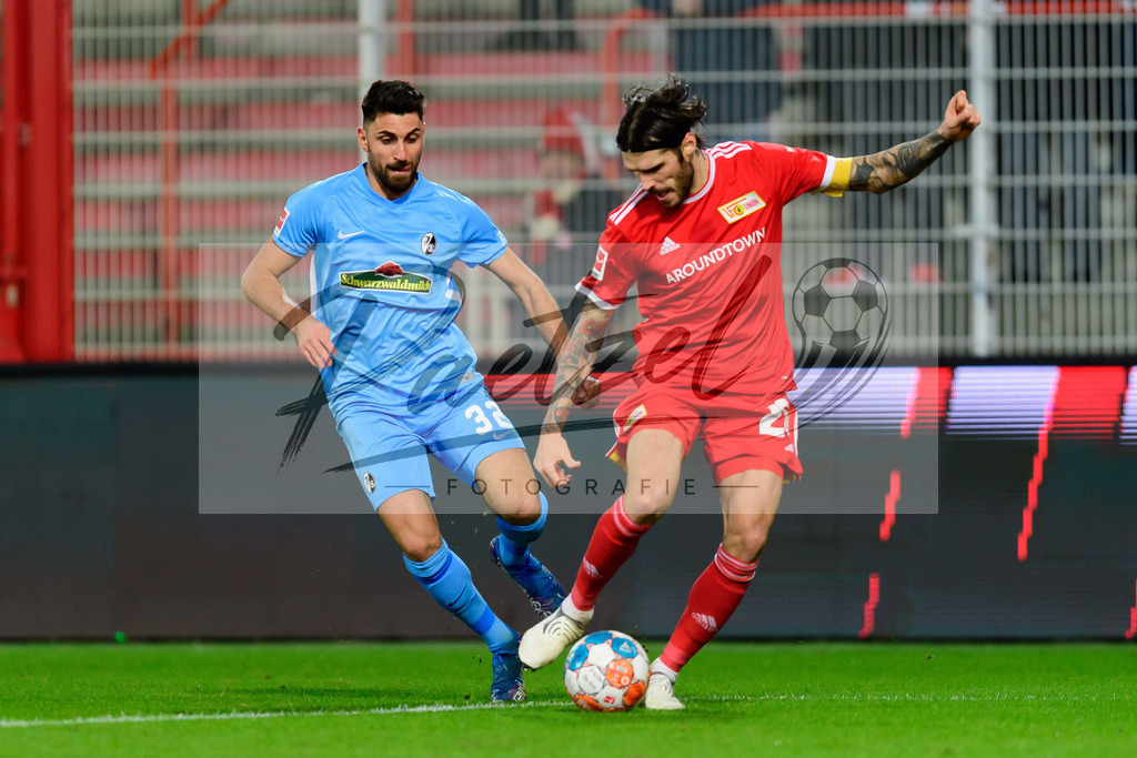 FCUFRE20211215_039 | Fussball, Herren: Vincenzo Grifo (SC Freiburg) und Christopher Trimmel (1. FC Union Berlin) im Zweikampf bei dem Spiel der 1. Bundesliga zwischen 1. FC Union Berlin und SC Freiburg im Stadion An der Alten Foersterei am 15.12.2021 in Berlin, Deutschland.DFB / DFL REGULATIONS PROHIBIT ANY USE OF PHOTOGRAPHS AS IMAGE SEQUENCES AND/OR QUASI-VIDEO. - Realisiert mit Pictrs.com