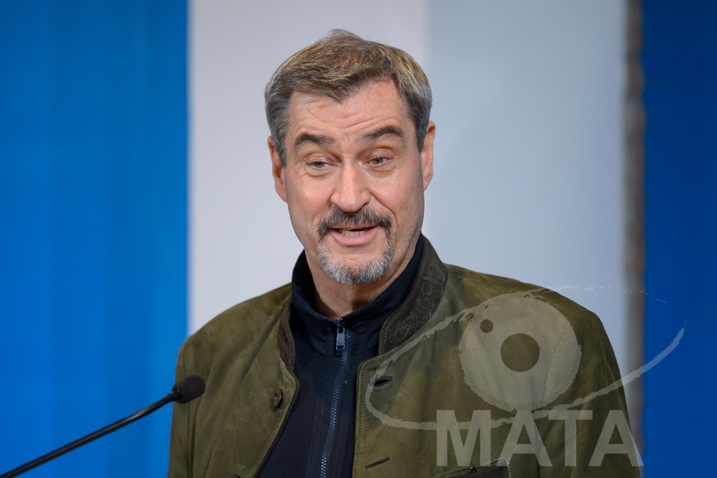 _DW04761 | Bayerns Ministerpräsident Markus Söder (CSU) bei einer Pressekonferenz im Lokschuppen. Rosenheim, 02.12.2025 Bayern Deutschland - Realisiert mit Pictrs.com