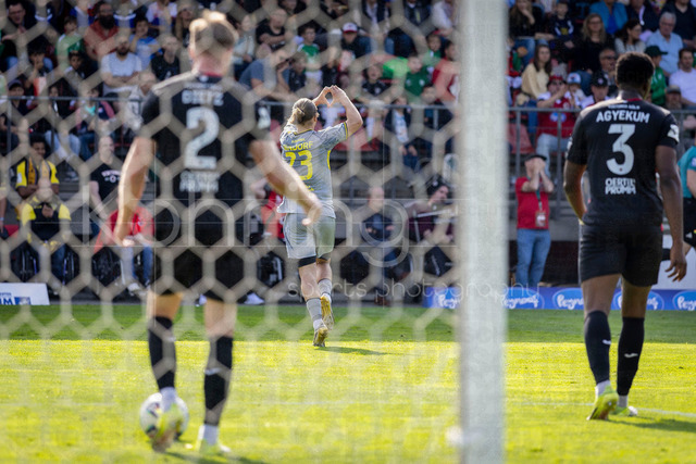 German 3rd Division, Viktoria Koeln vs. Alemannia Aachen, 10.05.2026 | KOELN, GERMANY - MAY 10, 2026:  Lars Gindorf (Alemannia Aachen, 23) celebrates scoring his team's third goal with teammates during the 3rd division match on gameday 37 between Viktoria Koeln vs. Alemannia Aachen at the Sportpark Hoehenberg on May 10, 2026 in Koeln, Germany. DFL REGULATIONS PROHIBIT ANY USE OF PHOTOGRAPHS AS IMAGE SEQUENCES AND/OR QUASI-VIDEO.