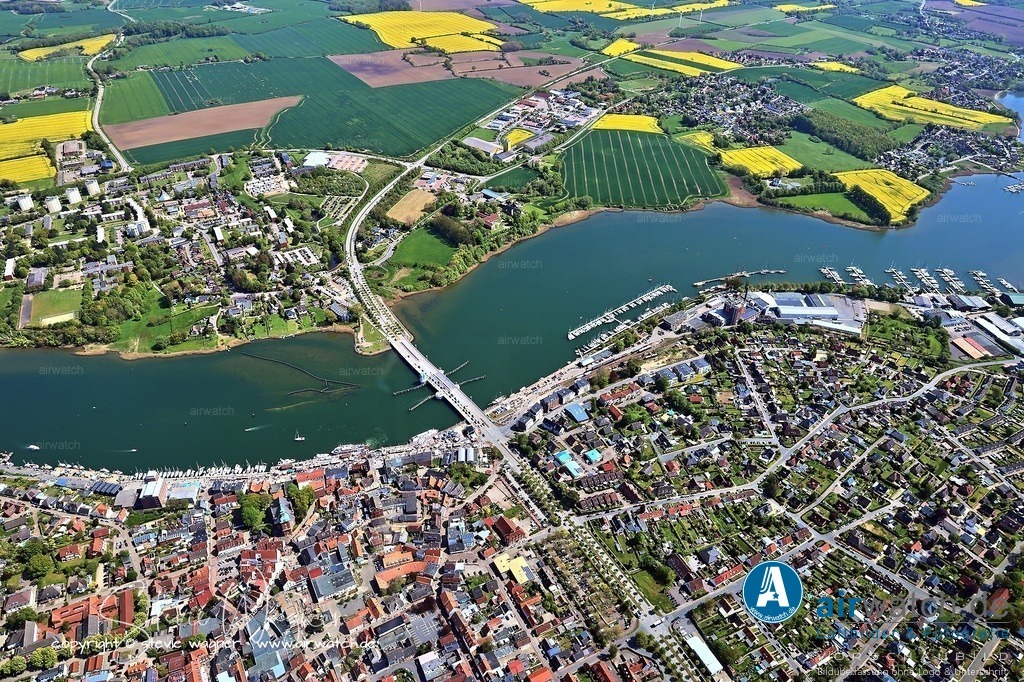 Luftbild Kappeln an der Schlei - Am Südhafen liegen historische und originalgetreu nachgebaute Schiffe | Am Südhafen liegen historische und originalgetreu nachgebaute Schiffe wie Galeassen und Schoner vor Anker. Die meisten sind über 100 Jahre alt und wurden liebevoll restauriert – viele sind noch voll segeltüchtig. An den Steganlagen hängen Informationstafeln, und die Schiffer freuen sich über Fragen. Der Hafen vermittelt das maritime Flair der Region und ist besonders bei Sonnenuntergang ein Fotomotiv.