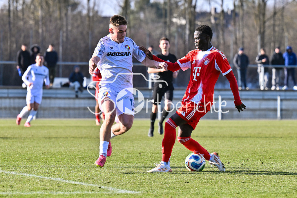 FC Bayern Amateure - FC Viktoria Pilsen U23 | MUNICH, GERMANY - 03. FEBRUARY: im Duell Bajung DARBOE (FC Bayern München II 9)  mit einem Spieler von Viktoria Pilsen während dem Testspiel zwischen den Amateuren des FC Bayern und dem FC Viktoria Pilsen B am FC Bayern Campus