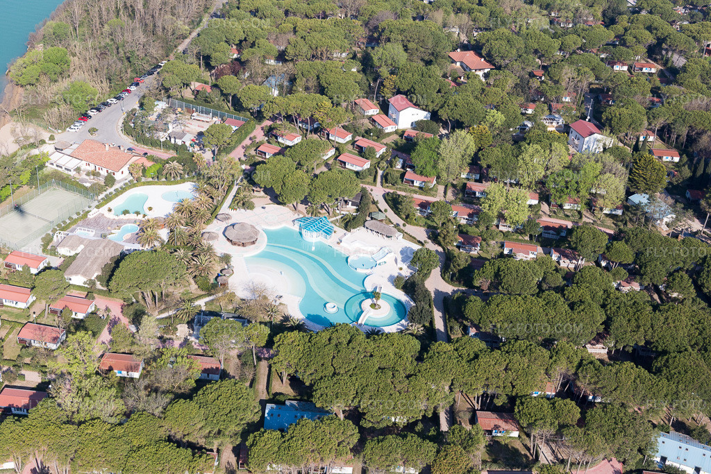 Aerial view: View of the town in Lignano Riviera in the state Friuli Venezia Giulia, Italy. – Photo: IMG_098020.jpg taken on 04/03/2017 by Werner Riehm/FLY-FOTO.com – Resolution of the original: 5472 x 3648 px