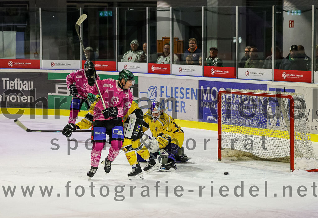 2025-10-28_151_TSV_Erding_gegen_Toelzer_Loewen | Erding, Deutschland, 28.10.2025:Eishockey, Oberliga Süd 2025 / 2026, 13. Spieltag, TSV Erding gegen Tölzer Löwen, Endergebnis: 2:5Thomas Matheson (Erding Gladiators, #37), Torwart Matthias Bittner (Tölzer Löwen, #32)Foto: Christian Riedel / fotografie-riedel.net