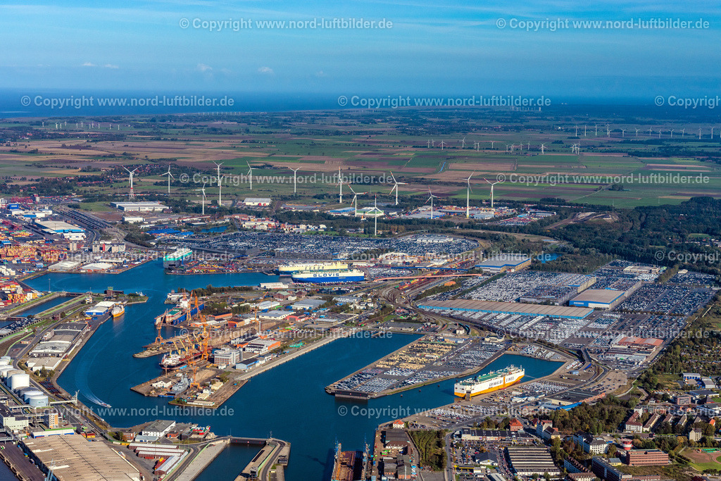 Bremerhaven_Berseehafen_ELS_4974091022 | BREMERHAVEN 09.10.2022 Hafenanlagen am Ufer des Hafenbeckens Überseehafen in Bremerhaven im Bundesland Bremen, Deutschland. // Port facilities on the banks of the port basin Ueberseehafen, Berseehafen in Bremerhaven in the state Bremen, Germany. Foto: Martin Elsen