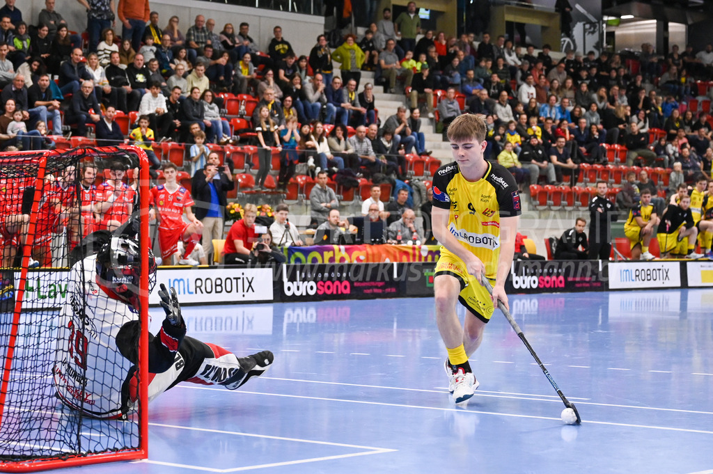 HC Rychenberg vs Floorball Köniz - 18. Dezember 2022 | HC Rychenberg vs Floorball Köniz
AXA Arena, Winterthur
Kimo Oesch (#9 HC Rychenberg) sichert mit seinem Treffer dem HCR den Sieg.
Bild: Sportfotografie Markus Aeschimann | www.markus-aeschimann.ch - Realisiert mit Pictrs.com