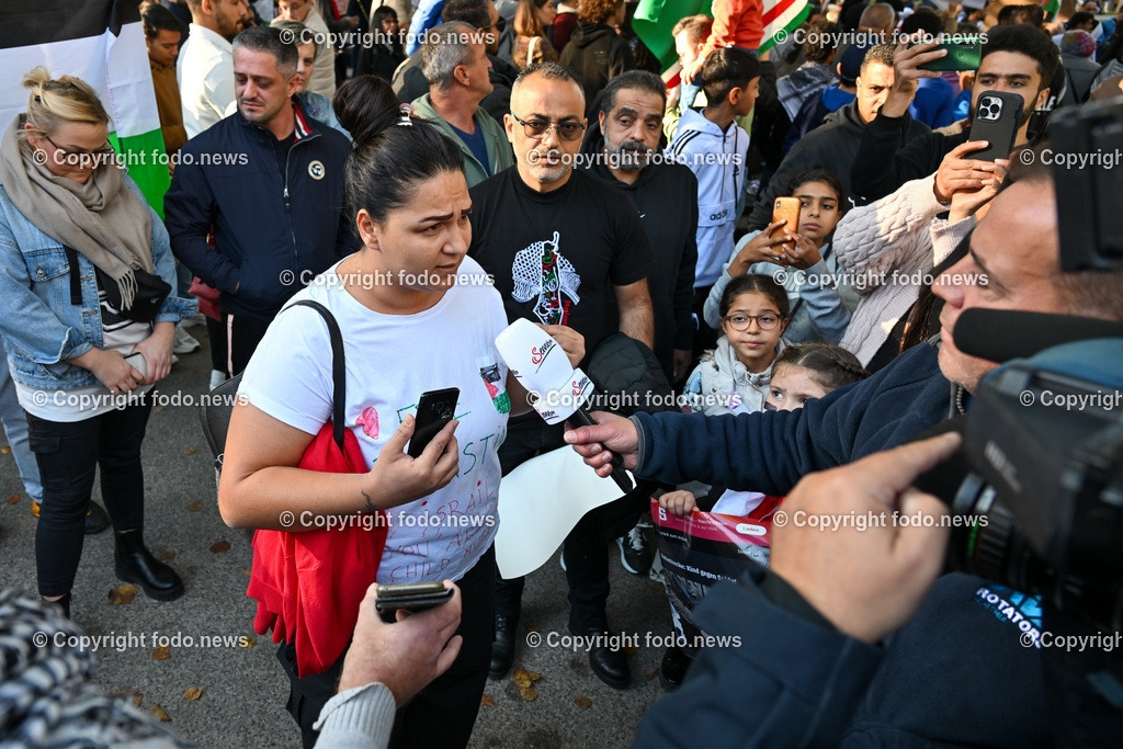 Demonstration_ Paleastina_ Linz_ 22.10.2023-7 | 22.10.2023, Linz, AUT, Demonstration Paleastina in Linz Volksgarten, im Bild Palästina, Gaza, Demoteilnehmer, Teilnehmer, Kundgebung, Plakate, Fahnen, Polizei, Beamte, Polizeifahrzeuge, Einsatzkraefte