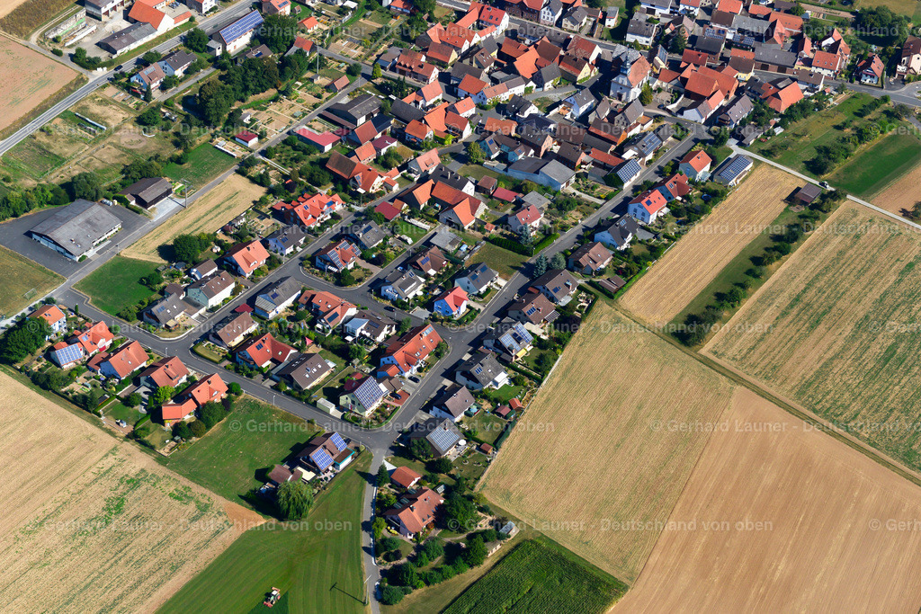 3650615 | HOLZKIRCHHAUSEN 13.09.2016 Ortsansicht am Rande von landwirtschaftlichen Feldern und Nutzflächen  in Holzkirchhausen im Bundesland Bayern, Deutschland // Village view on the edge of agricultural fields and land  in Holzkirchhausen in the state Bavaria, Germany Foto: Gerhard Launer
