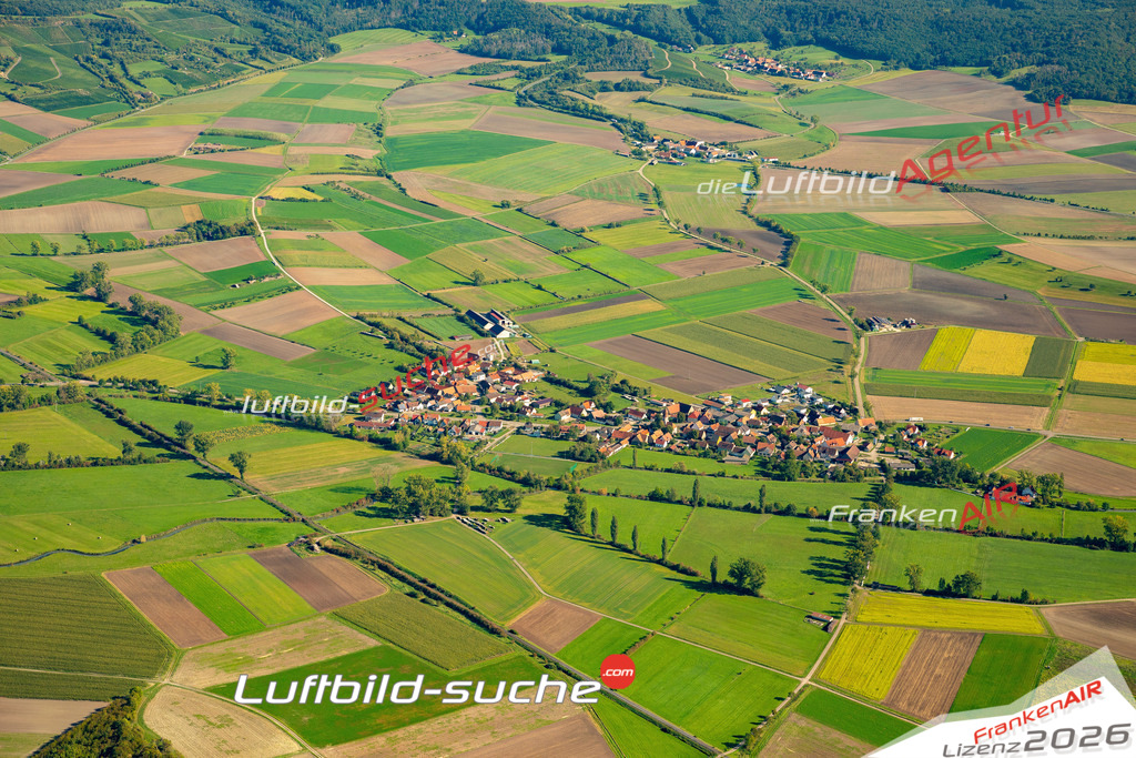 Das Luftbild zeigt : Oberndorf Ipsheim - Die Luftaufnahme wurde 2023 vom UL-Flugzeug aus erstellt ( keine Drohne ) - Hochauflösende Luftaufnahme - Für grossformatige Ausdrucke geeignet. Die Geschenkidee !Mit Lizenz und Bildrechte bestellbar