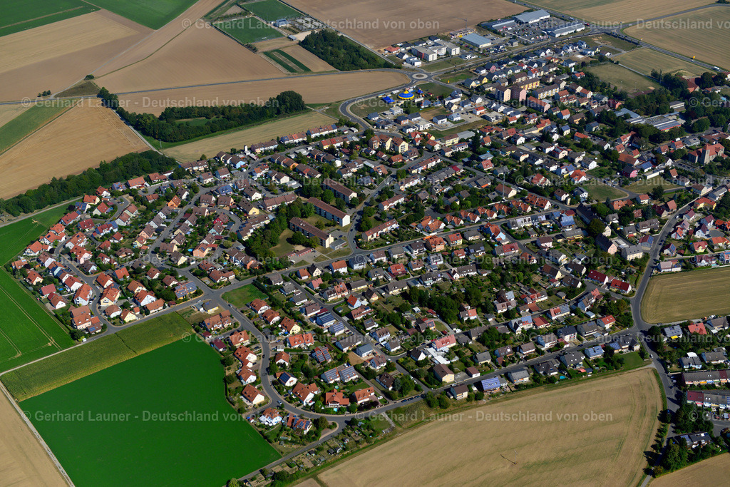 3650514 | GIEBELSTADT 13.09.2016 Wohngebiet einer Einfamilienhaus- Siedlung am Rande von landwirtschaftlichen Feldern in Giebelstadt im Bundesland Bayern, Deutschland // Single-family residential area of settlement on the edge of agricultural fields in Giebelstadt in the state Bavaria, Germany Foto: Gerhard Launer