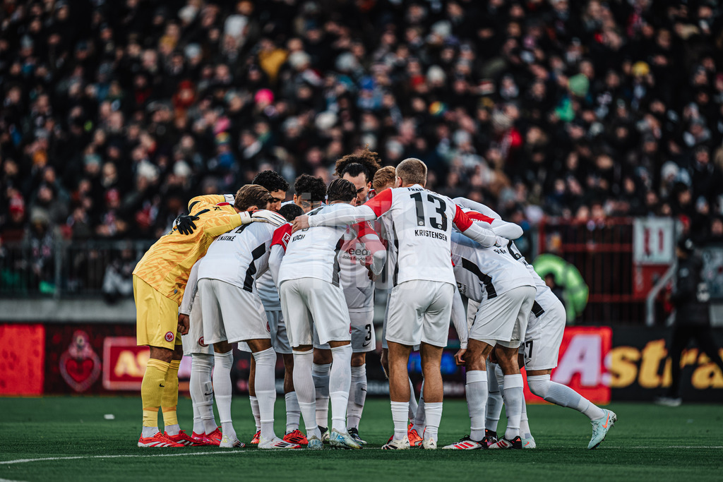 Fußball | Männer | Saison 2024/2025  | Fußball-Bundesliga | 16. Spieltag | FC St. Pauli vs. Eintracht Frankfurt | 11.01.2025 | Frankfurt im Kreis vor dem Spiel