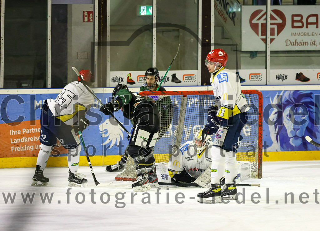 2023-01-06_065_TSV_Erding_gegen_ERV_Schweinfurt | Erding, Deutschland, 06.01.2023:
Eishockey, Bayernliga 2022 / 2023, 26. Spieltag, TSV Erding gegen ERV Schweinfurt, Endergebnis: 7:3

Erik Modlmayr (Erding Gladiators, #21), Torwart Benedict Roßberg (ERV Schweinfurt, #42), Moritz Schlick (ERV Schweinfurt, #11)

Foto: Christian Riedel / fotografie-riedel.net
