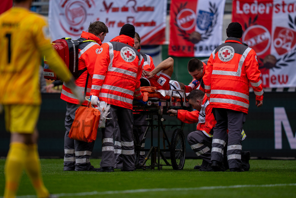 Kickers Offenbach vs. SG Sonnenhof Grossaspach, Fussball, Regionalliga Suedwest, 24. Spieltag, 14.03.2026 | Maximilian Rossmann (Kickers Offenbach, #03) liegt verletzt auf der Trage und wird abtransportiert,Kickers Offenbach vs. SG Sonnenhof Grossaspach, Fussball, Regionalliga Suedwest, 24. Spieltag, 14.03.2026Foto: photosbyphips/Philip Ziegler
