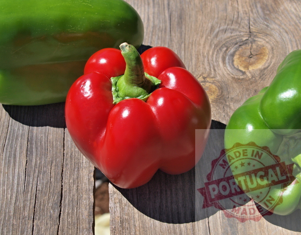 Red bell pepper and green bell peppers on wood | Fresh red and green bell peppers resting on a rustic wooden surface - Realisiert mit Pictrs.com