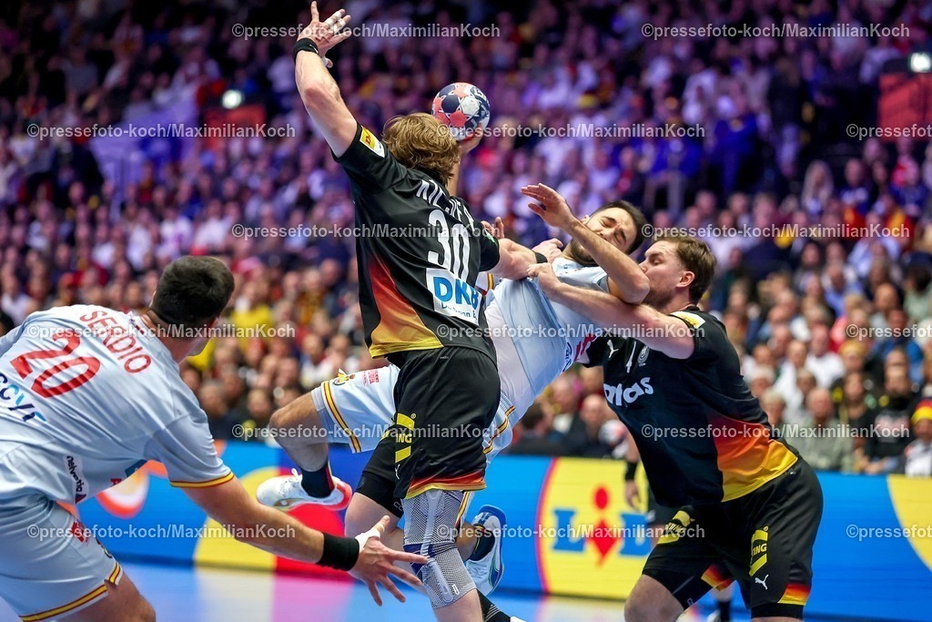 EHF19012602014 | 19.01.2026, Handball, Men's EHF EURO 2026, Deutschland - Spanien, Jyske Bank Boxen in Herning, Dänemark, Preliminary Round:  Tom Kiesler (Germany #30)  Johannes Golla (Germany #04) verteidigen am Kreis 