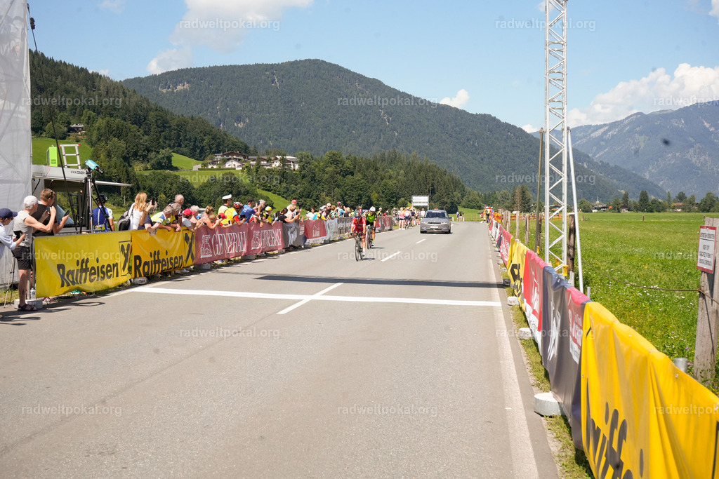 715_20230817_Bewerb_Maenner_Muehlanger | AUT - OESTERREICH, 2023-08-16: SPORT RENNRAD-FAHREN - 55. INTERNATIONALER RADWELTPOKAL IN ST. JOHANN IN TIROL  - Vintage-Radrennen mit WM-Bronze-Medaillen-Siegerin Christina Schweinberger, den Teilnehmer und Alexander Baumann (vom Orginastions-Team) - TAG 2 BEWERB MAENNER IN SECHS GRUPPEN  ; Foto: Roland Muehlanger