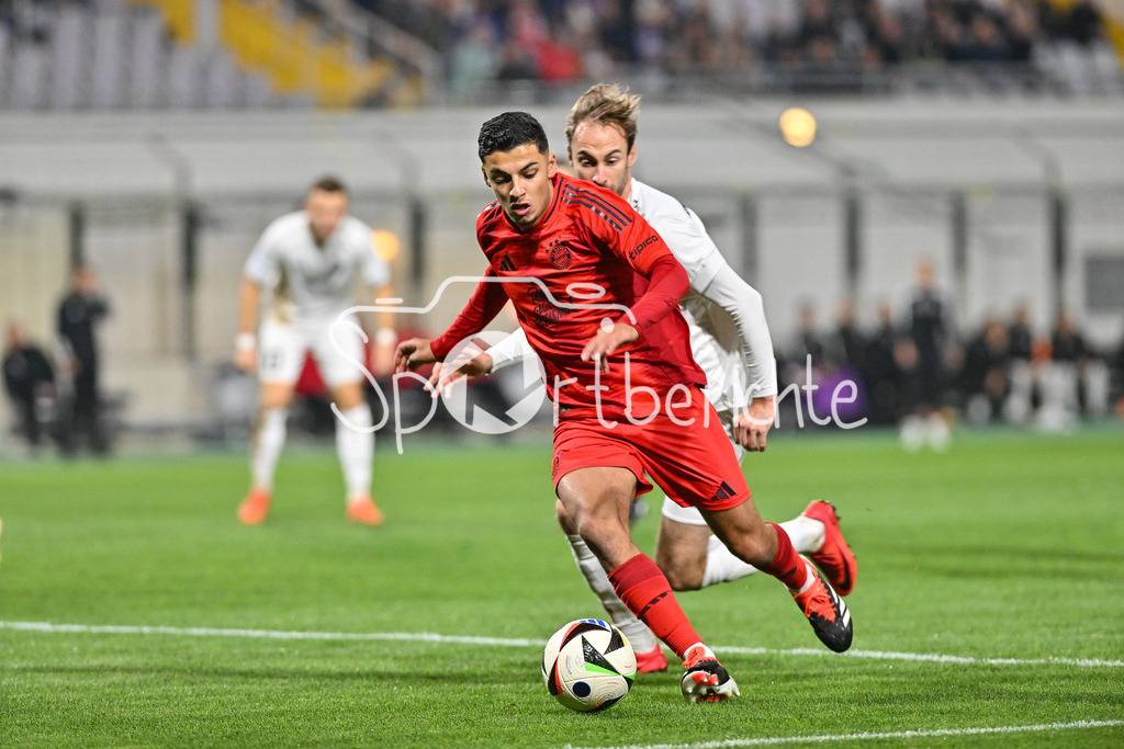 FC Bayern Amateure - TSV Schwaben Augsburg | im Duell Davide Dell´ERBA (FC Bayern München II #3) und Nicola Della SCHIAVA (TSV #3) / Zweikampf / Regionalliga Bayern: FC Bayern Muenchen II - TSV Schwaben Augsburg, Gruenwalder Stadion am am 25.10.2024