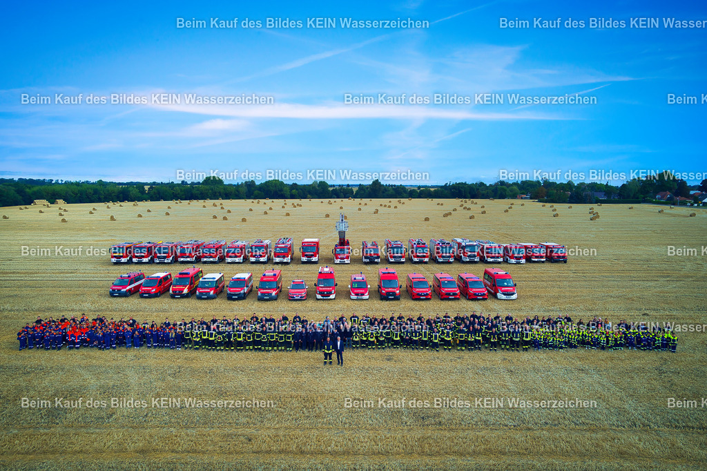 feuerwehr-börde-2_0052 | 

Bei diesem Fototermin kommen zahlreiche Kameradinnen und Kameraden mit ihren Einsatzfahrzeugen zu einem gemeinsamen Gruppenfoto zusammen. Rund 300 Feuerwehrleute und etwa 30 Einsatzfahrzeuge werden dabei aus der Luft fotografiert.

Die Aufnahme soll vor allem eines zeigen: die Menschen hinter der Feuerwehr. Menschen, die ihre Freizeit investieren, Verantwortung übernehmen und im Ernstfall für andere da sind.

Das Gruppenfoto wird hier als besonderes Erinnerungsstück angeboten. Wer selbst dabei war, kann sich sein persönliches Exemplar als hochwertiges Wandbild bestellen – zum Beispiel als Leinwand, Acrylglas oder Alu-Dibond. Auch für Feuerwehrhäuser, Gerätehäuser, Familien und Feuerwehrkameraden ist das Bild eine schöne Erinnerung an diesen besonderen gemeinsamen Termin.
 - Realisiert mit Pictrs.com