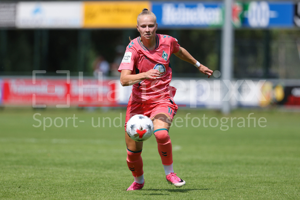 Fussball, Testspiel Frauen, PEC Zwolle - SV Werder Bremen | Isabella Jaron (SV Werder Bremen, 11) am Ball, Freisteller, Einzelbild, Ganzkörper, Aktion, Action, Spielszene