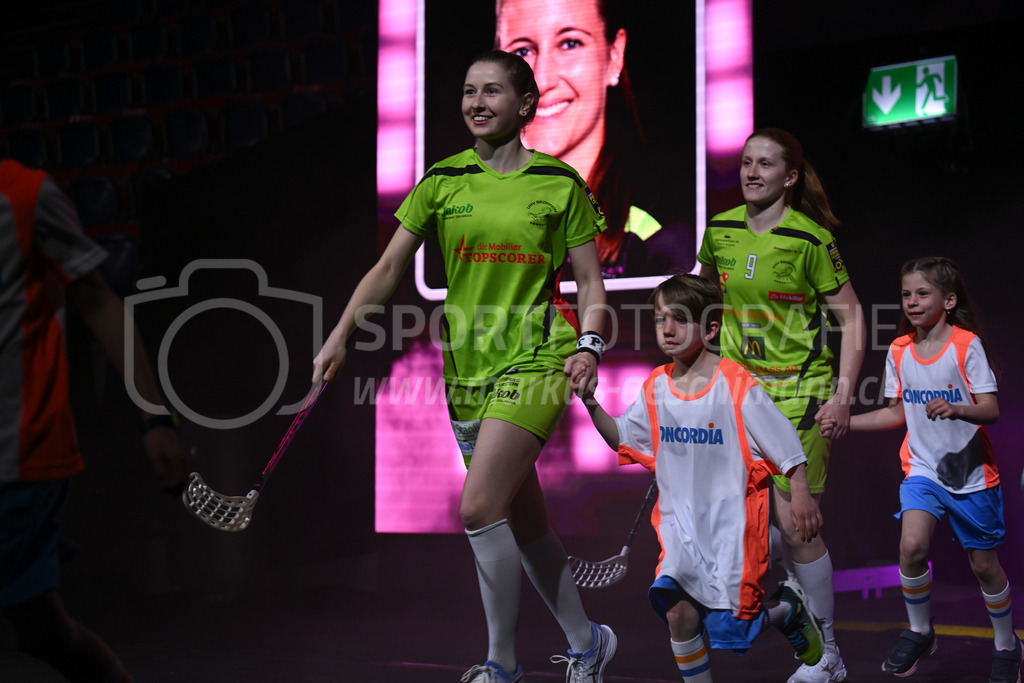 Kloten-Dietlikon Jets vs Skorpion Emmental Zollbrück - 15. April 2023 | 15.04.2023, Kloten, stimo arena, Swiss Unihockey Superfinal Frauen: Kloten-Dietlikon Jets - UHV Skorpion Emmental, Sonia Brechbuehl (#5 Skorpion Emmental Zollbrueck) und Corina Grundbacher (#9 Skorpion Emmental Zollbrueck) mit Einlaufkids. - Realisiert mit Pictrs.com