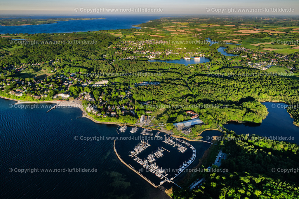 Sandwik_Glücksburg_ELS_3175170524 | GLüCKSBURG 17.05.2024 Planetarium und Yachthafen mit Sportboot- Anlegestellen und Bootsliegeplätzen am Uferbereich der Flensburger Förde im Ortsteil Sandvik in Glücksburg in Schleswig-Holstein, Deutschland. An der Straßenzufahrt zum Yachthafen beheimatet ist die HYS / Hanseatische Yachtschule sowie schräg gegenüber ein Planetarium. Diese Außenstelle der " Hochschule Flensburg " ist seit Jahrzehnten bekannt als " Menke -Planetarium " und wurde benannt nach dem Gründer der Anlage, Ingenieur und Physiker Josef Ferdinand Menke. Die HYS gilt als größte Segelschule in Nordeuropa und wird verwaltet vom Deutschen Hochseesportverband " Hansa " ( DHH ). // Planetarium and marina with boat berths on the shore of the Flensburg Fjord in Gluecksburg in Schleswig-Holstein, Germany. Foto: Martin Elsen