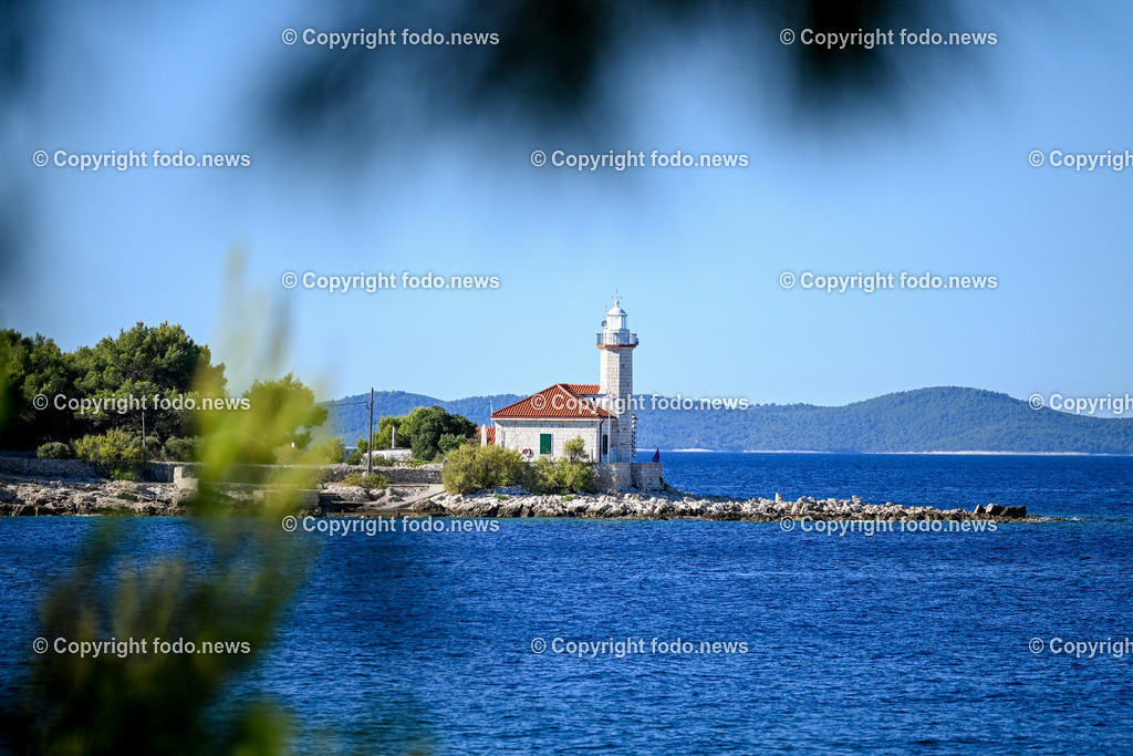 Kroatien_ Brac_ Insel in Dalmatien_ Milna_ 18.07.2025-26 | 18.07.2025, Kroatien, HRV, Brac, Insel in Dalmatien, Milna im Bild Themenbild, Leuchtturm Razanj an der Westseite von Brac und weist Schiffen den Weg durch die Splitska vrata, einen der belebtesten dalmatinischen Kanaele, Luftaufnahme, Drohne, Feature, Symbolbild