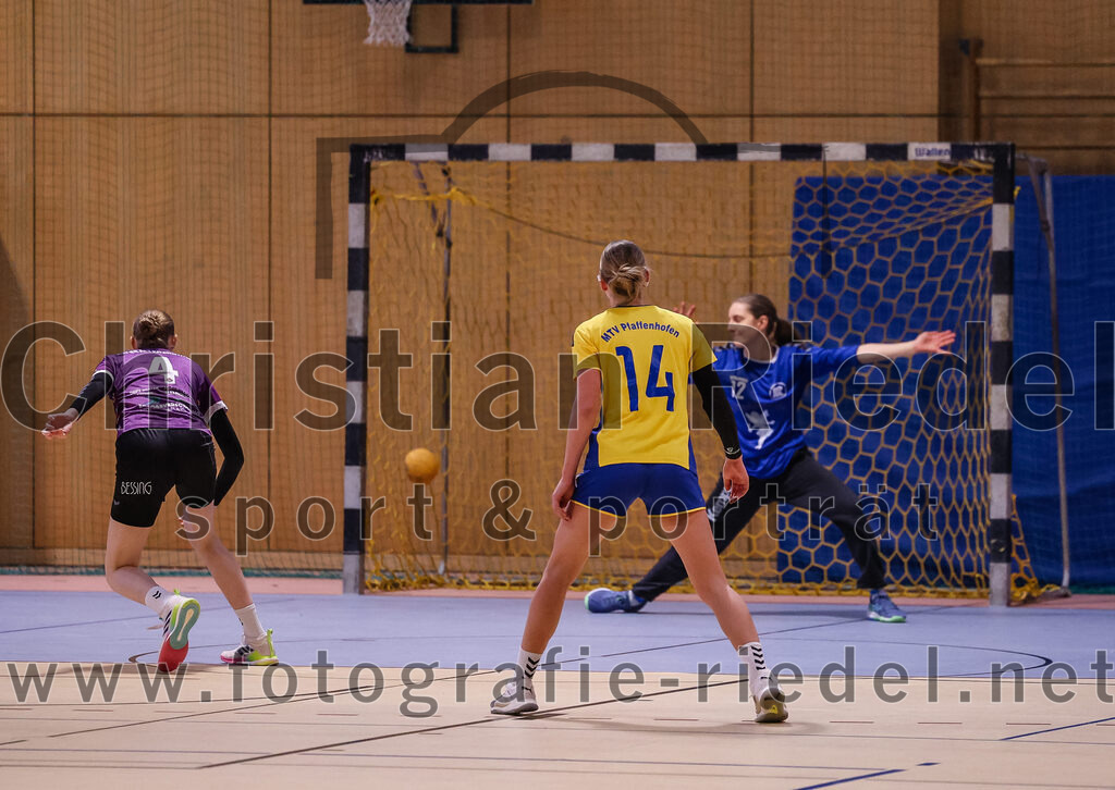 2025-02-15_010_SpVgg_Altenerding_gegen_MTV_Pfaffenhofen | Erding, Deutschland, 15.02.2025:Handball, Bezirksoberliga Frauen Altbayern 2024 / 2024, 14. Spieltag, SpVgg Altenerding gegen MTV Pfaffenhofen, Endergebnis: 27:23Greta Felbinger (SpVgg Altenerding, #4), Julia Waterkotte (MTV Pfaffenhofen, #14), Torfrau Annika Riehm (MTV Pfaffenhofen, #12)Foto: Christian Riedel / fotografie-riedel.net