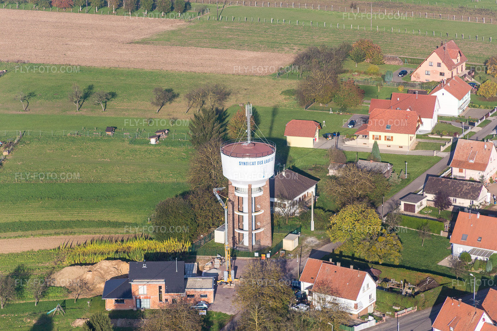 Aerial view: Water tower, an industrial monument in Rittershoffen in the state Bas-Rhin, France. – Photo: IMG_075621.jpg taken on 11/01/2014 by Werner Riehm/FLY-FOTO.com – Resolution of the original: 5472 x 3648 px