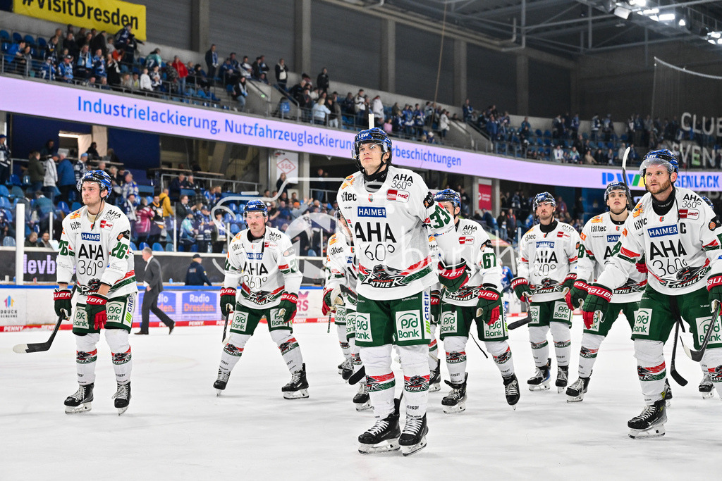 Dresdener Eislöwen - Augsburger Panther | Die Spieler der Panther feiern zusammen mit den Fans den Auswärtssieg in Dresden / DEL: Dresdener Eislöwen - Augsburger Panther; Joynext-Arena am 05.10.2025 / Tim WOHLGEMUTH (Augsburger Panther 33), Maximilian RENNER (Augsburger Panther 58)