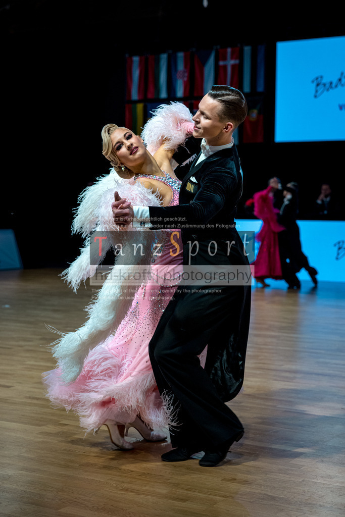 20251212_WDSF_World_Ch_Cup_RS-Std_1484-2 | Tanzsportbilder, Standardtanz, Lateintanz, WDSF, DTV, LTVB, dancecomp, goc, hessen tanzt, blaues band der spree, walzer, tango, wiener walzer, slowfox, quickstepp, samba, rumba, cha-cha-cha, paso doble. jive, hd-kroft photography, turniertanzsport