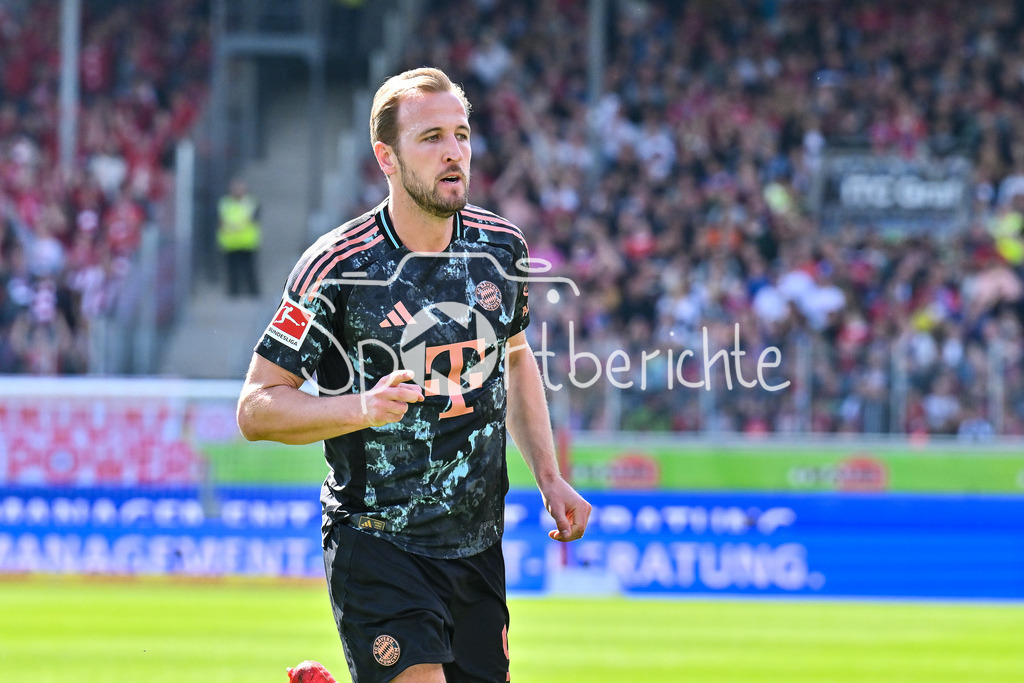 1. FC Heidenheim - FC Bayern München | Jubel der Gaeste nach dem Treffer zum 0-1 duch Harry KANE (FC Bayern Muenchen 9) / Tor / Torschuetze / Freude / Happy / Bundesliga: 1. FC Heidenheim - FC Bayern Muenchen, Voith Arena am 19.04.2025