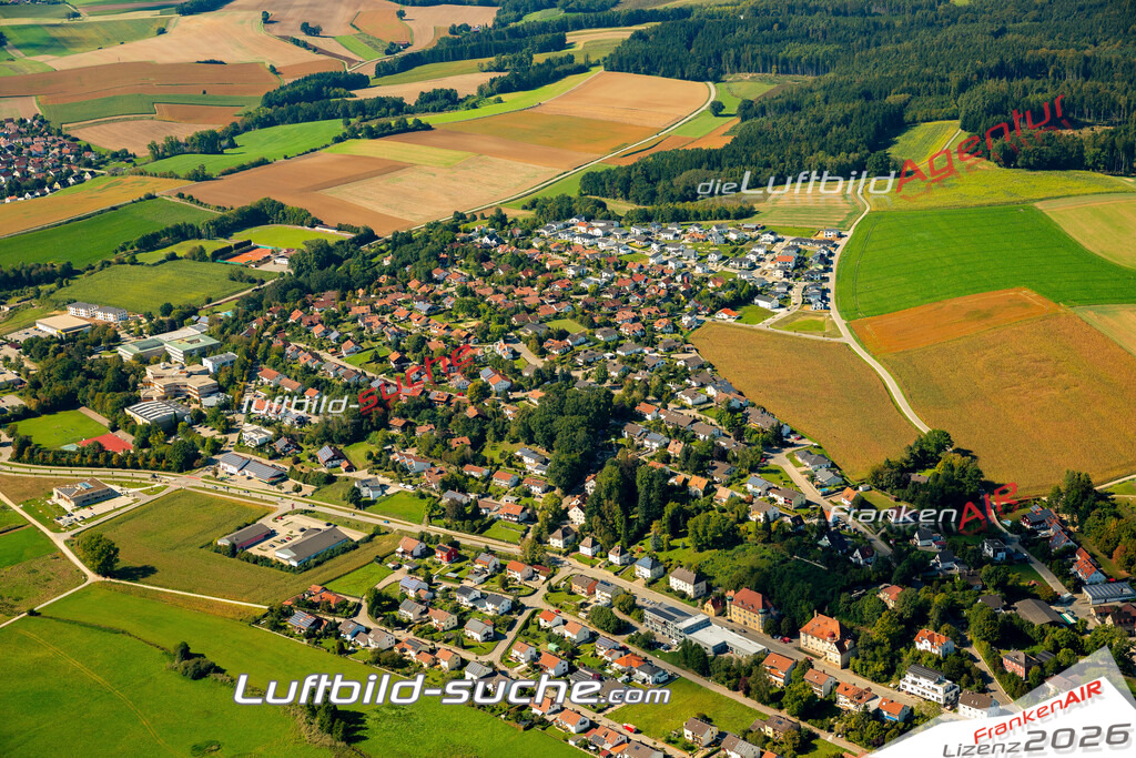 Das Luftbild zeigt : Pfaffenberg Mallersdorf-Pfaffenberg - Die Luftaufnahme wurde 2023 vom UL-Flugzeug aus erstellt ( keine Drohne ) - Hochauflösende Luftaufnahme - Für grossformatige Ausdrucke geeignet. Die Geschenkidee !Mit Lizenz und Bildrechte bestellbar