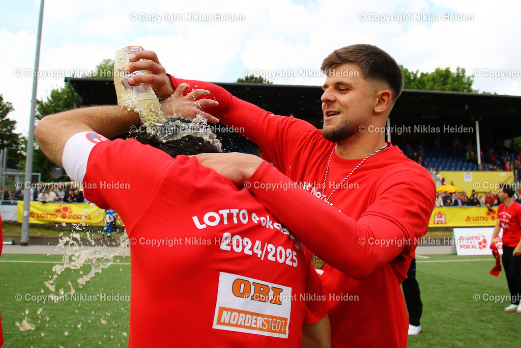 NH_FCEintrachtNorderstedt_USCPaloma_LottoPokal_24052025 | #3 Yannik Nuxoll verpasst #6 Ersin Zehir eine Bierdusche (beide FC Eintracht Norderstedt)Fußball I Herren I Lotto Pokal I Saison 2024-2025 I Finale I FC Eintracht Norderstedt - USC Paloma I 24.05.2025 I Stadion Hoheluft