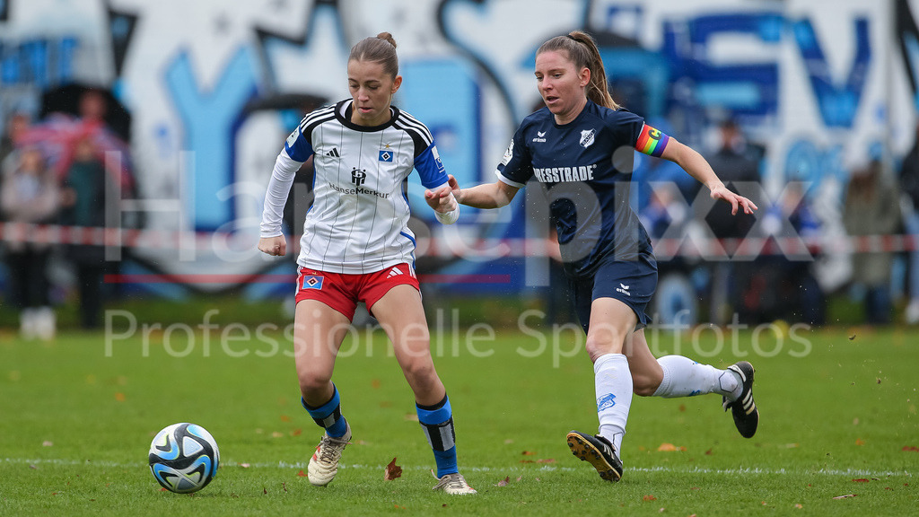 Fussball, 2. Frauen-Bundesliga, Hamburger SV - SC Sand | v.li.: Hannah Günther (Hamburger SV, 6) und Emily Evels (SC Sand, 17) im Zweikampf, Duell, Dynamik, Aktion, Action, Spielszene, DIE DFB-RICHTLINIEN UNTERSAGEN JEGLICHE NUTZUNG VON FOTOS ALS SEQUENZBILDER UND/ODER VIDEOÄHNLICHE FOTOSTRECKEN. DFB REGULATIONS PROHIBIT ANY USE OF PHOTOGRAPHS AS IMAGE SEQUENCES AND/OR QUASI-VIDEO.