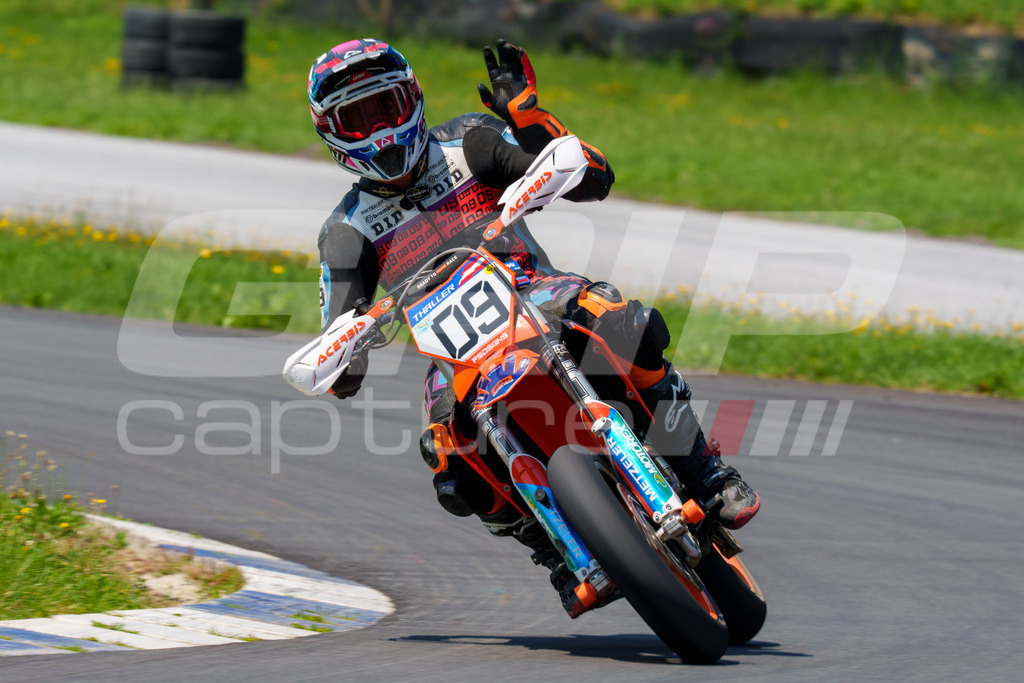 G-Cup + Supermoto Staatsmeisterschaft + Hungarian Supermoto Championship | GRIPcapture steht für authentische Sportfotografie in Österreich – für Momente, die mehr sind als Geschwindigkeit oder Ergebnis. Es geht um Emotion, Spannung, Fokus und den Augenblick, der oft nur einen Wimpernschlag dauert.Ob Motorsport, Teamsport oder 