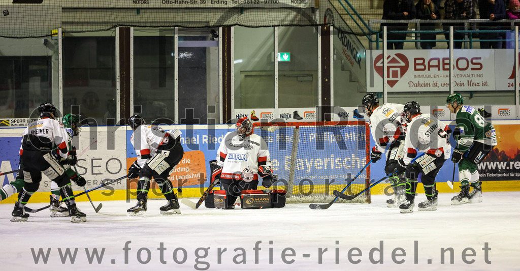 2023-11-12_034_TSV_Erding_gegen_EHC_Koenigsbrunn | Erding, Deutschland, 12.11.2023:
Eishockey, Bayernliga Vorrunde 2023 / 2024, 9. Spieltag, TSV Erding gegen EHC Königsbrunn, Endergebnis: 3:2

Torwart Stefan Vajs (EHC Königsbrunn, #32)

Foto: Christian Riedel / fotografie-riedel.net