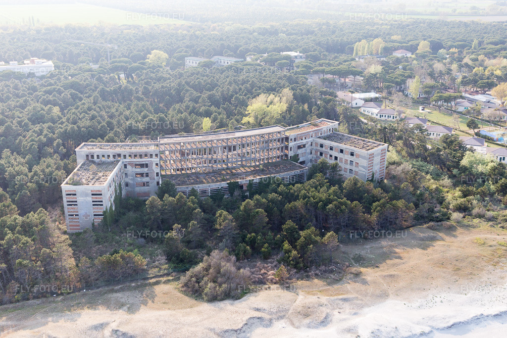 Vue aérienne: Ancien camp de loisirs fasciste pour enfants, Colonia Varese, sur la côte adriatique à Milano Marittima en Émilie-Romagne à Cervia dans le département Ravenna, Italie – .Photo: IMG_098467.jpg prise le 05/04/2017 par Werner Riehm/FLY-FOTO.eu – Résolution de l'original: 5472 x 3648 px