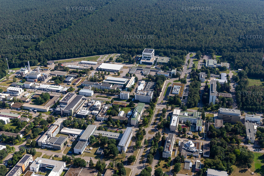 Luftbild: Forschungs- Gebäude und Bürokomplex des KIT Campus Nord mit IKET, ITEP, Institut für Meteorologie und Klimaforschung, wbk Institut für Produktionstechnik, Institut für Astroteilchenphysik (IAP), KIT Kantine und IMT Institute of Microstructure an der Eggensteiner Straße im Ortsteil Leopoldshafen in Eggenstein-Leopoldshafen im Bundesland Baden-Württemberg in Deutschland. Foto: IMG_128181.jpg vom 12.08.2021 durch Werner Riehm/FLY-FOTO.de