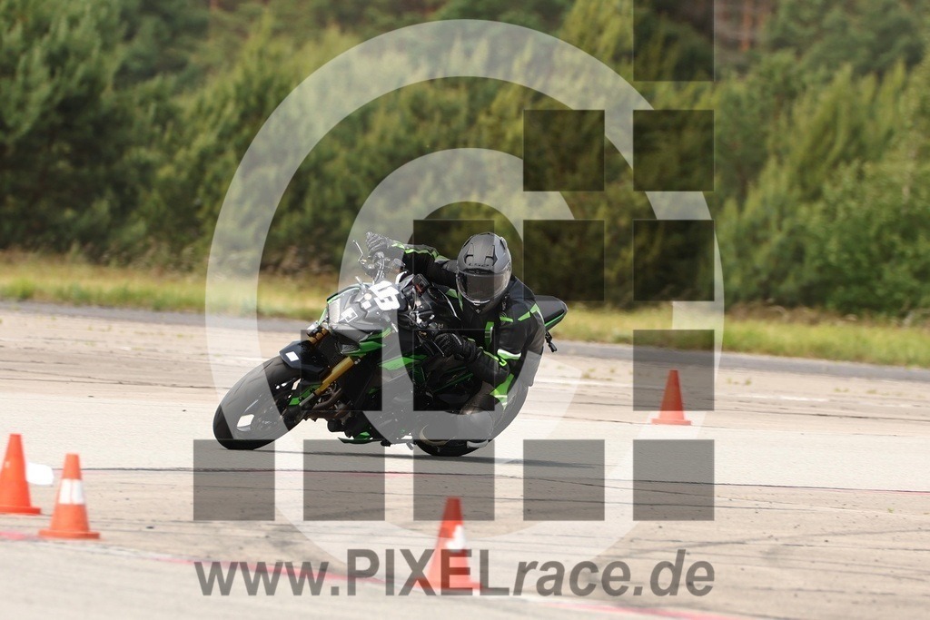 0113-20250609_12760 | Schöne Erinnerungen an spannende Momente - das festzuhalten ist unser Job. PIXELrace.de ist seit 2003 auf den Rennstrecken Europas unterwegs um die Action draußen beim Fahren und die wunderbare Stimmung imm Fahrerlager für euch einzufangen.