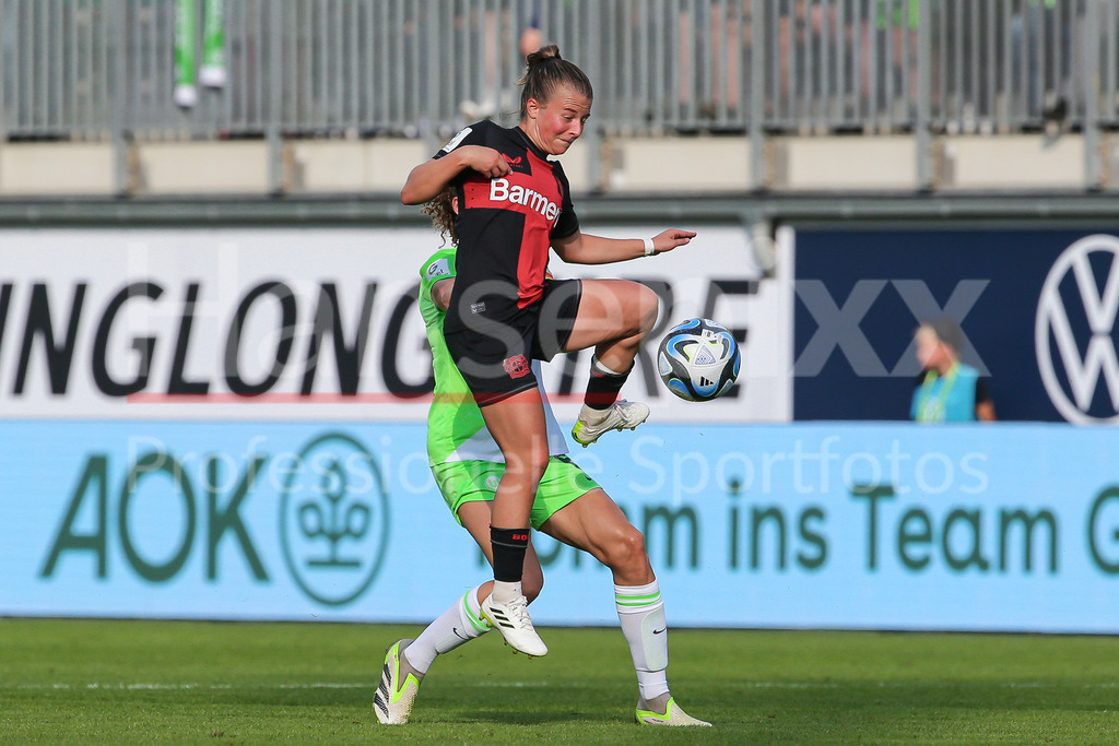 Fussball, Google Pixel Frauen-Bundesliga, VfL Wolfsburg - Bayer 04 Leverkusen | v.li.: Kristin Kögel (Bayer 04 Leverkusen, 11) bei der Ballannahme, Spielszene, Dynamik, Aktion, Action, DIE DFB-RICHTLINIEN UNTERSAGEN JEGLICHE NUTZUNG VON FOTOS ALS SEQUENZBILDER UND/ODER VIDEOÄHNLICHE FOTOSTRECKEN. DFB REGULATIONS PROHIBIT ANY USE OF PHOTOGRAPHS AS IMAGE SEQUENCES AND/OR QUASI-VIDEO.