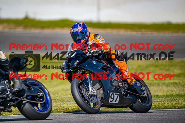 MaZZes_FotoMatrix_230410_6017 | WEISS