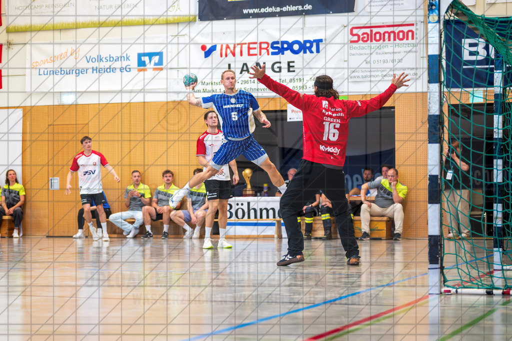 IHC 2026 - VfL Gummersbach vs. HØJ Elite | Tilen Kodrin (VfL Gummersbach #5), Jannick Green (HØJ Elite #16); IHC 2026 - VfL Gummersbach vs. HØJ Elite am 08.08.26 in Sporthalle KGS, Schneverdingen - Realisiert mit Pictrs.com